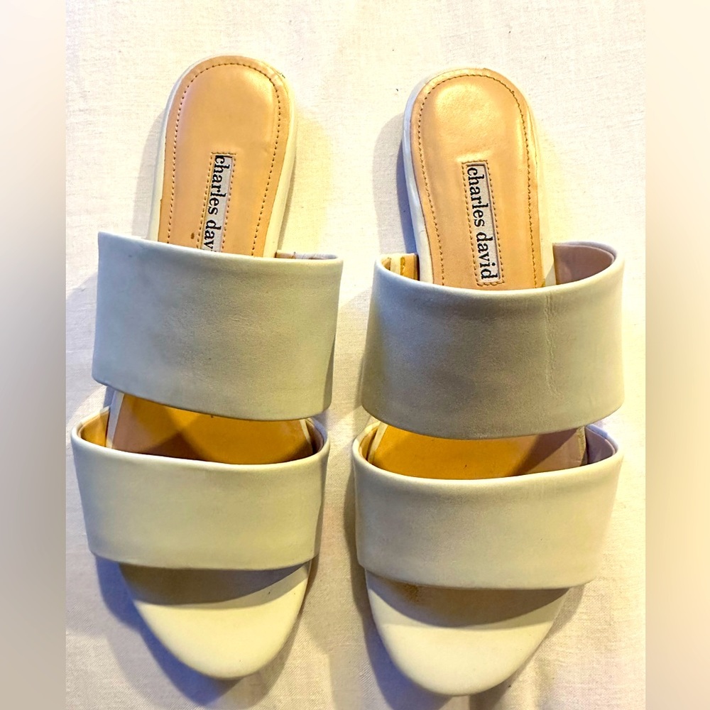CHARLES DAVID WHITE LEATHER FLAT MULES. WORN TWICE. SIZE 7.5.